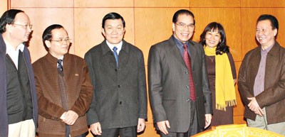 Party General Secretary Nong Duc Manh (3rd, R) meets with representatives on January 4 in Hanoi to review the third year of a movement titled “To study and follow Ho Chi Minh’s example.” (Photo: VNA)